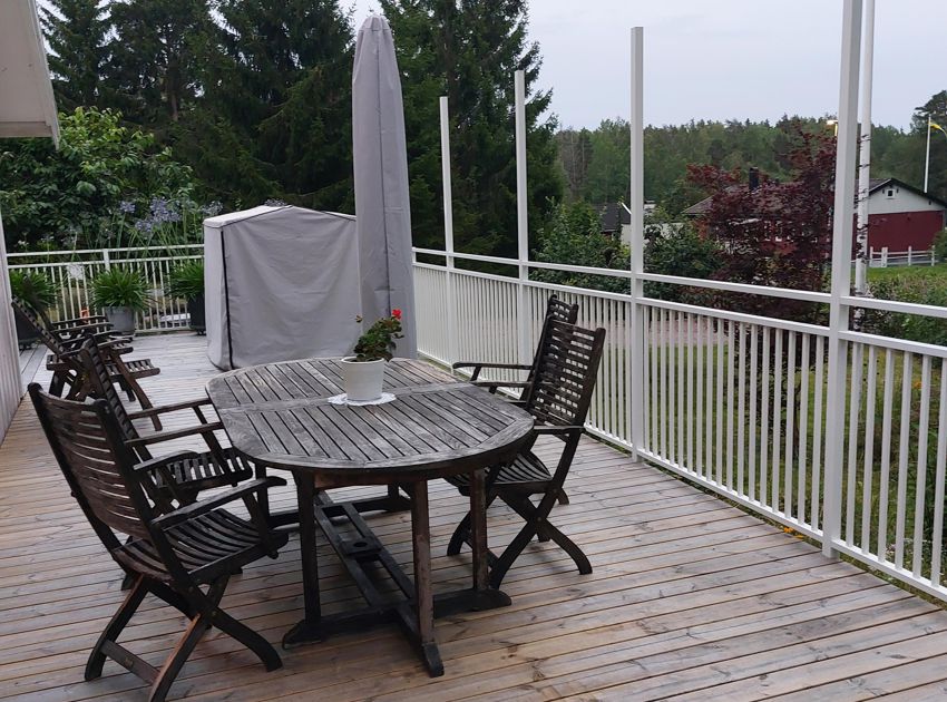 aluminiumräcke med stående pinnar