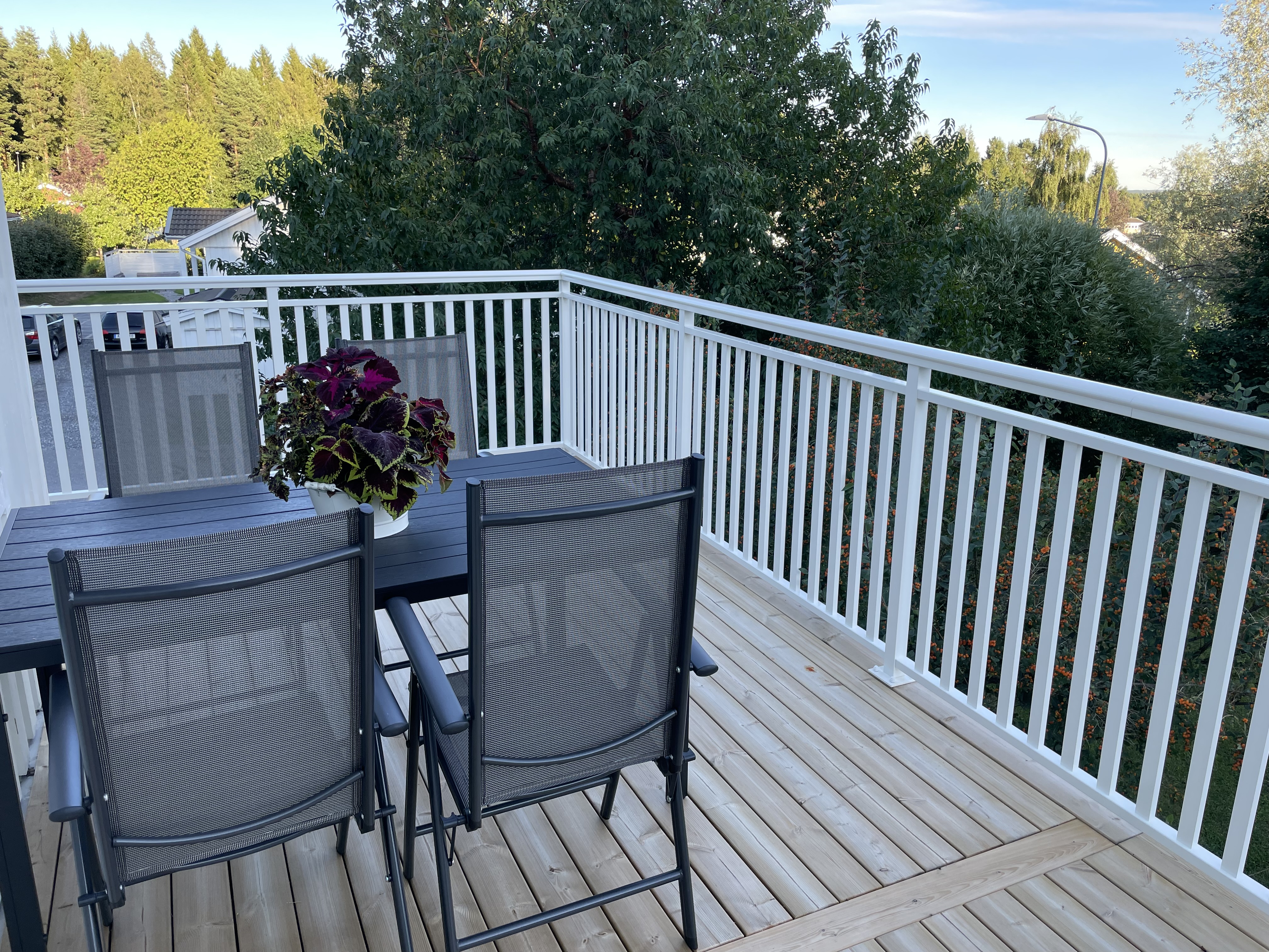 Vitt och underhållsfritt balkongräcke i aluminium.